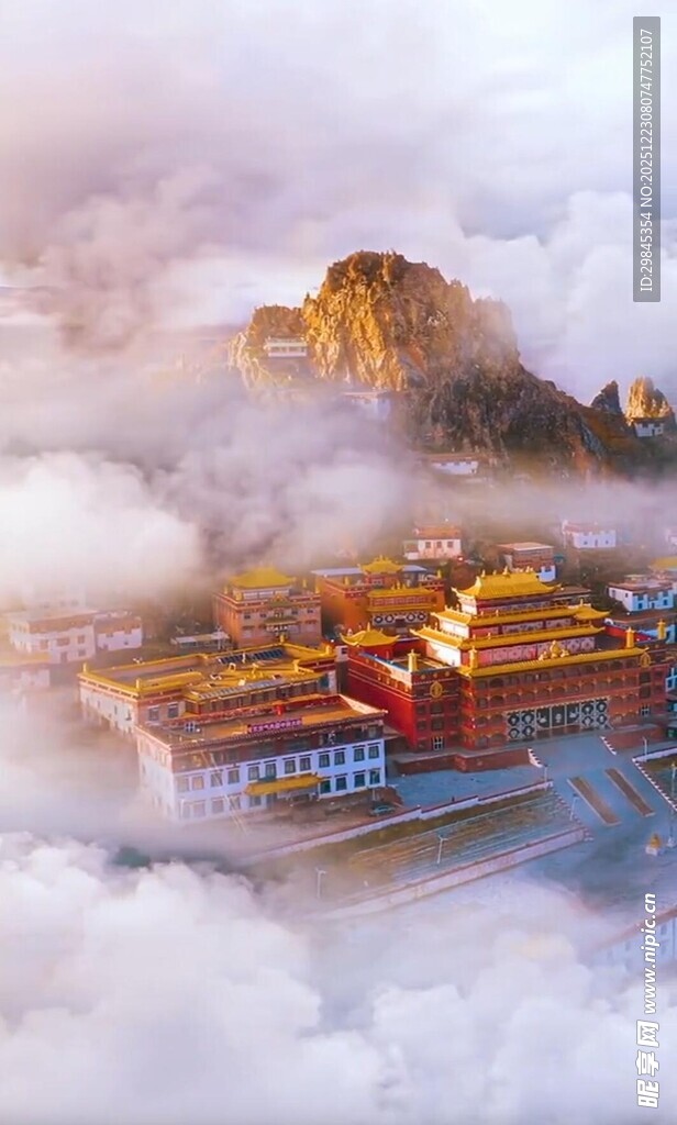 云雾缭绕中的壮丽寺庙景观