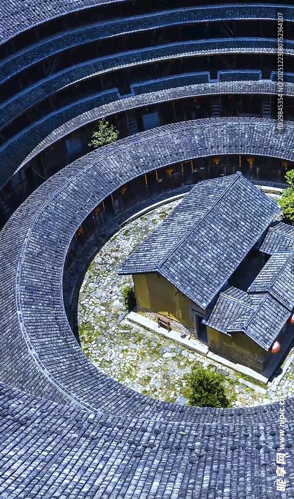 圆形建筑内的房屋景观