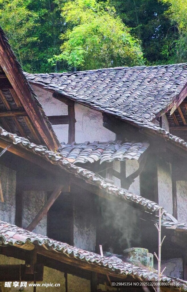 古村落屋顶的袅袅炊烟