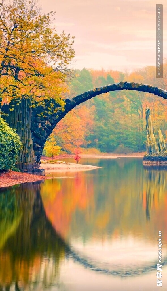 秋日拱桥映于宁静湖面