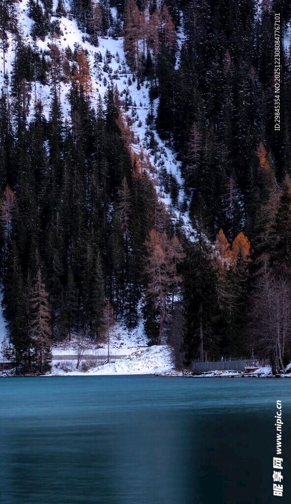 雪山下的静谧湖水
