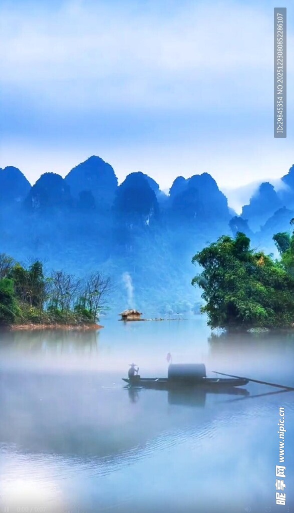 漓江山水间的孤舟美景