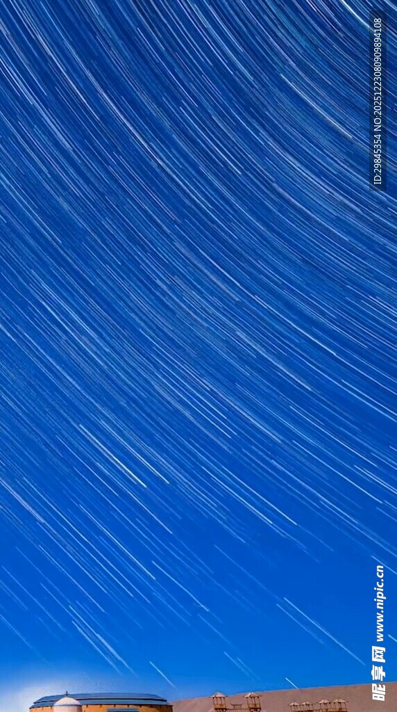 星空下的壮丽星轨景观