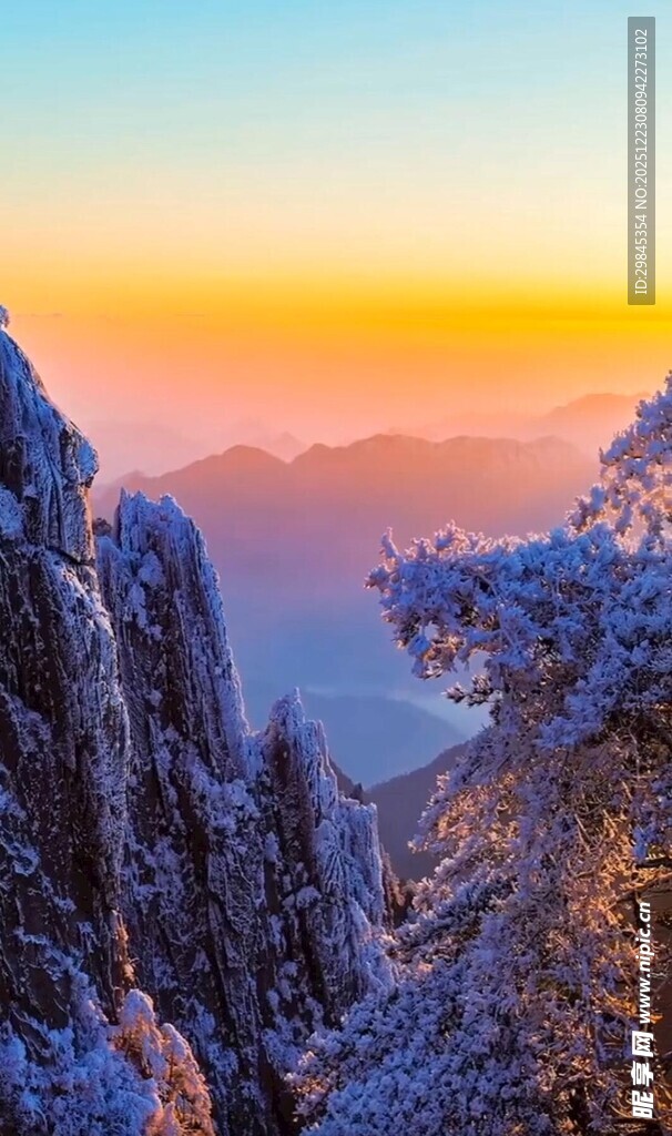 雪覆山峦的壮丽日出景观