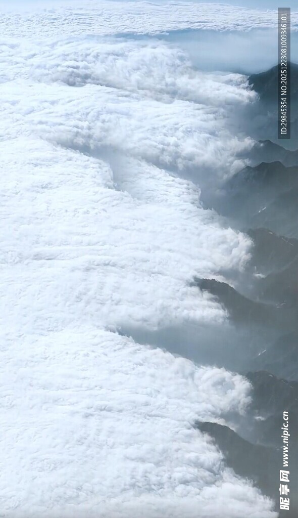 冬日雪景中的起伏雪堆