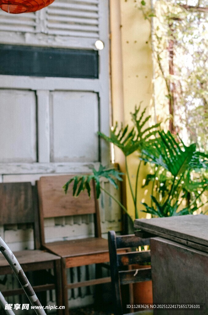 复古阳台桌椅绿植景致