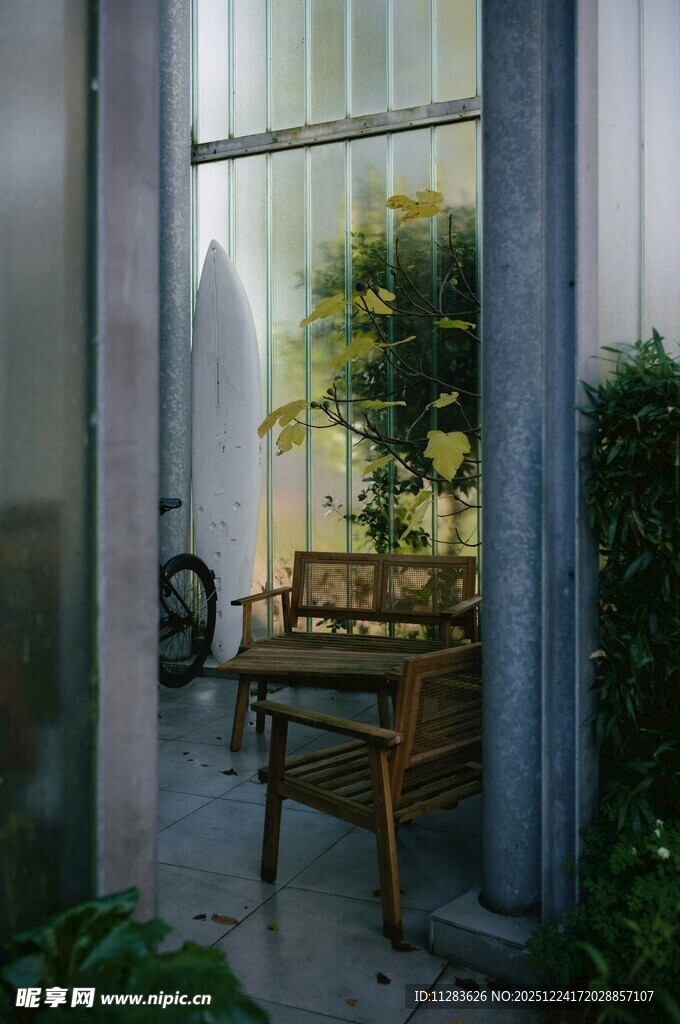 窗边木质桌椅绿植景致