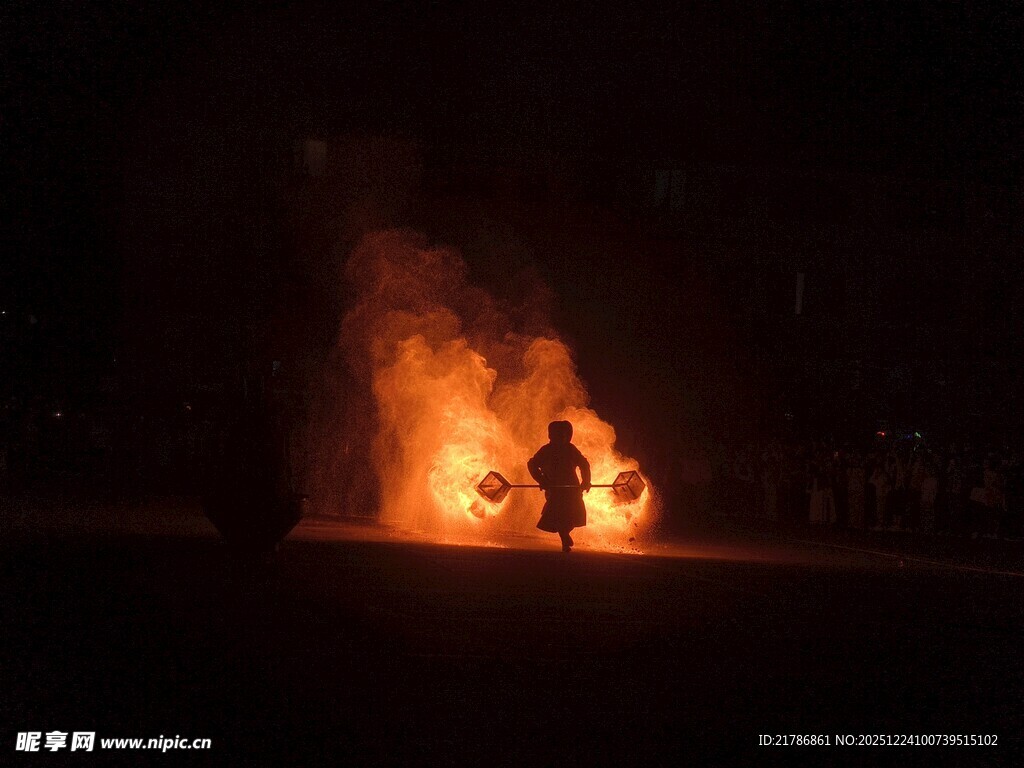 夜中火光旁的孤独身影