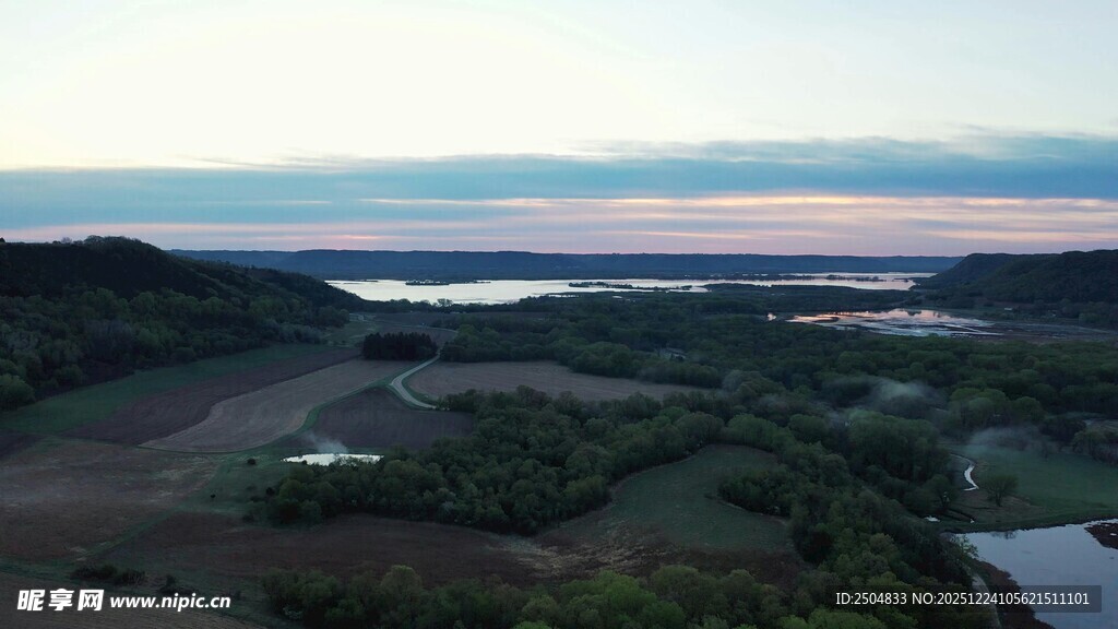 俯瞰山水间的美丽景致