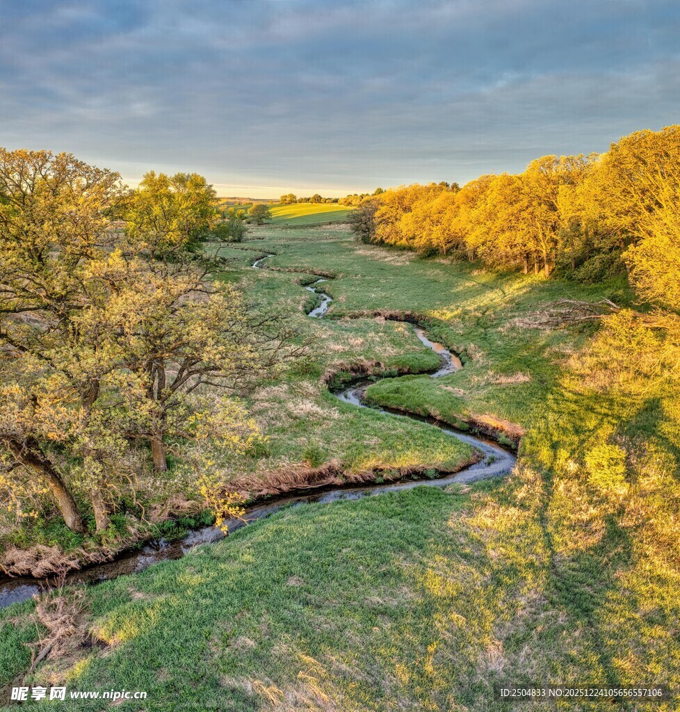 秋日蜿蜒溪流的田园美景