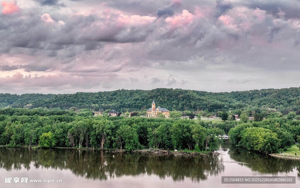 湖畔云景 绿野葱茏