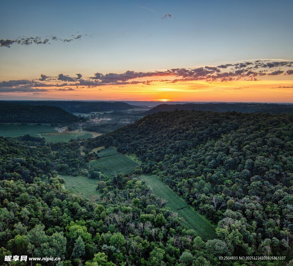 日落时分山谷森林美景