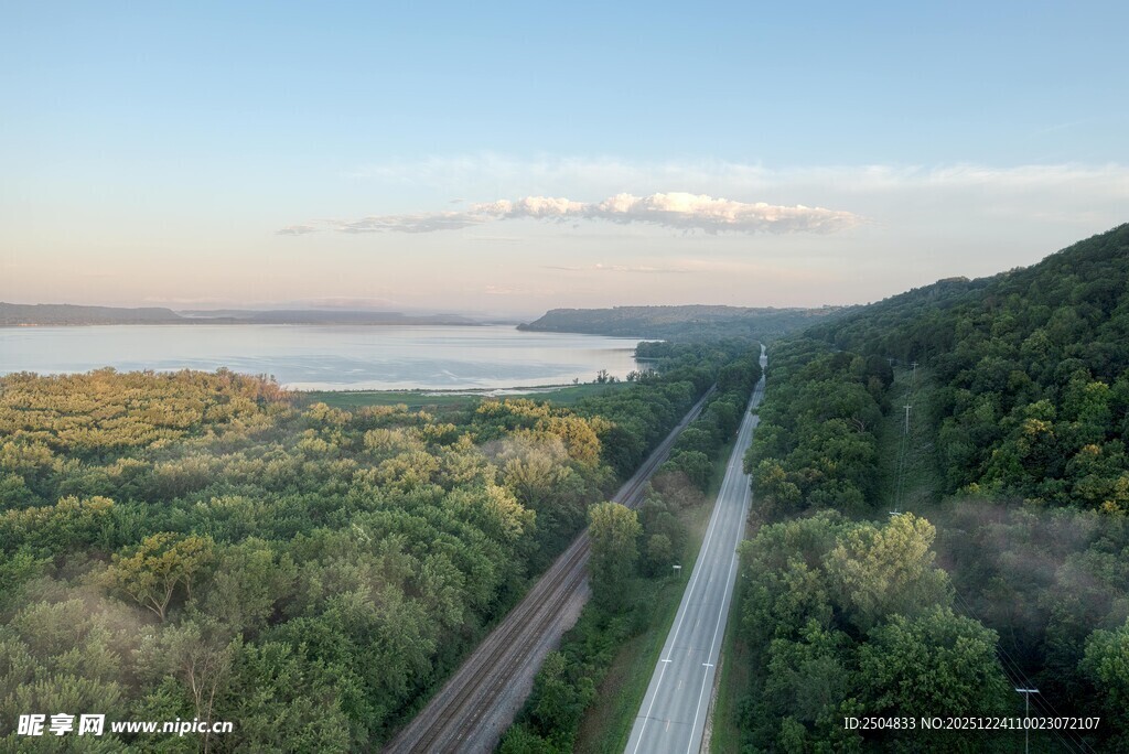 公路穿行于山林湖泊间