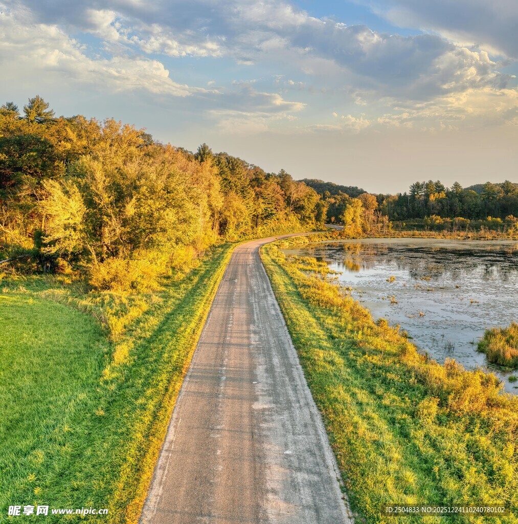 秋日乡间小路的美丽风光