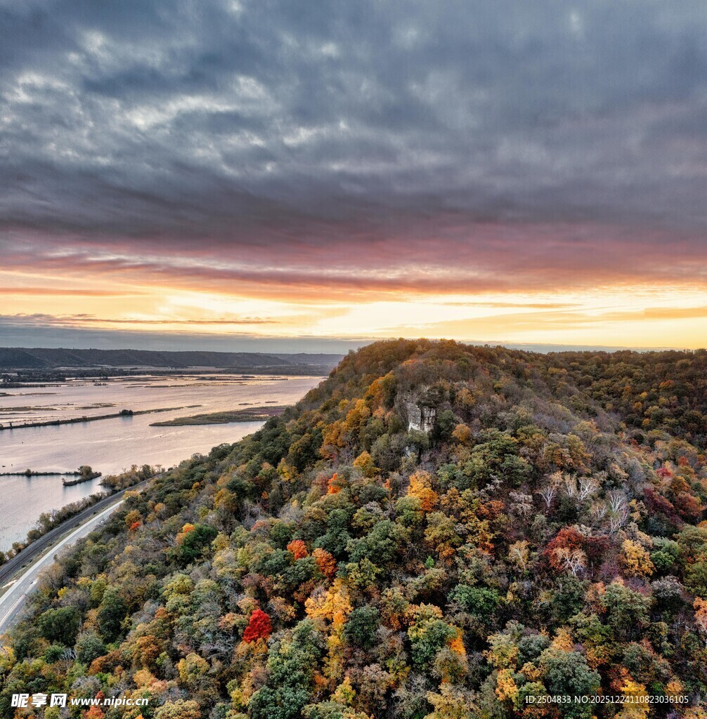 秋日山巅壮丽景观