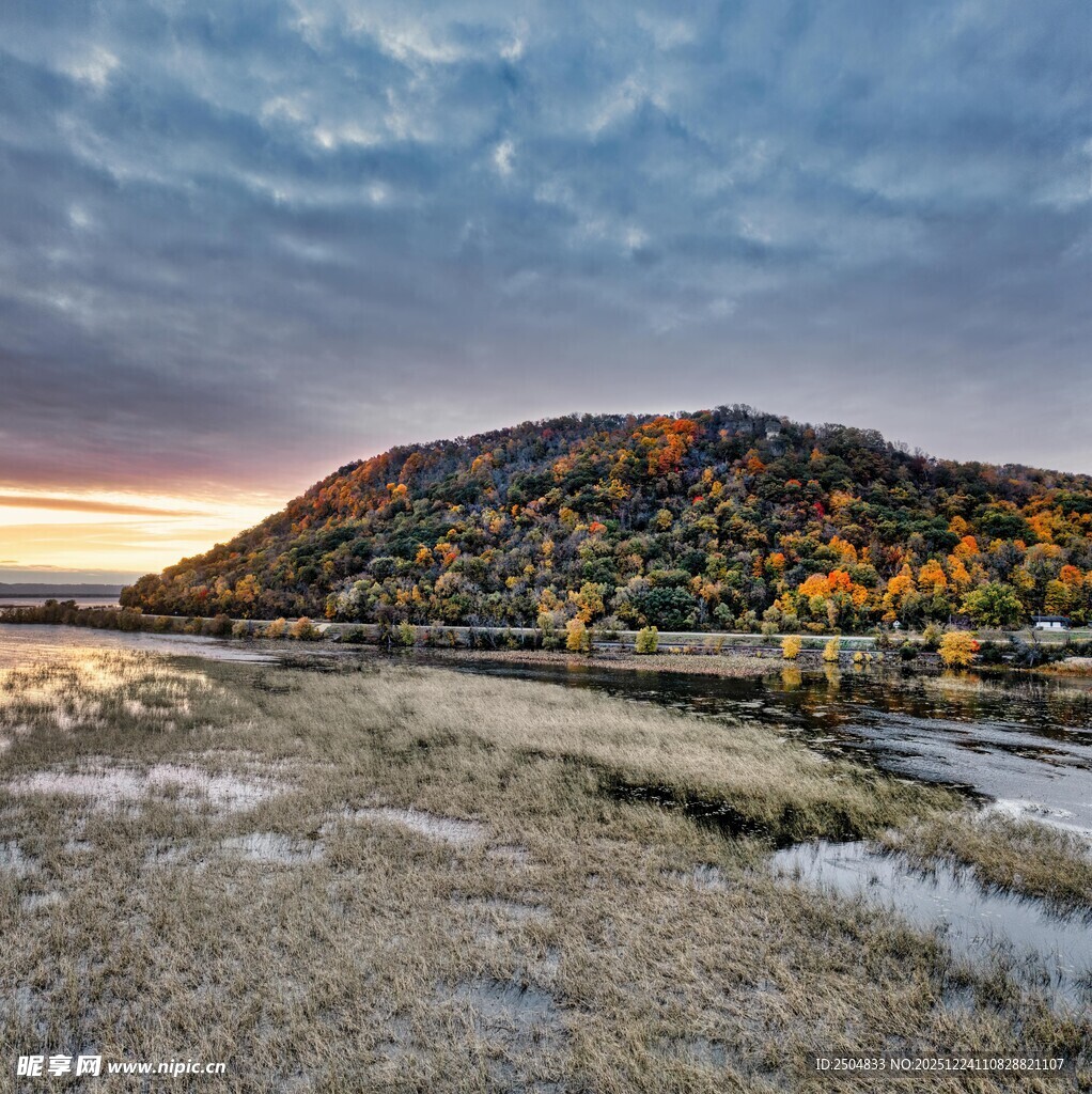 秋日山景 湖畔绚烂风光