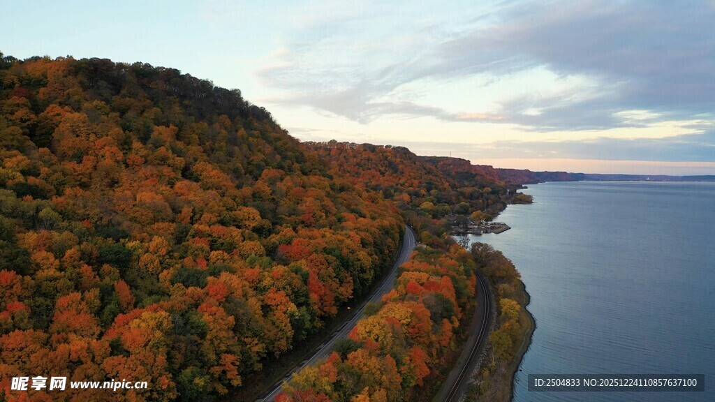 秋日湖畔斑斓树林美景