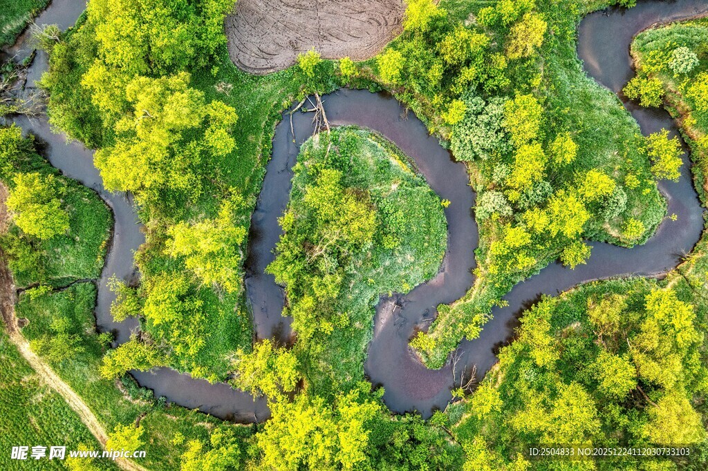 空中俯瞰蜿蜒绿道美景