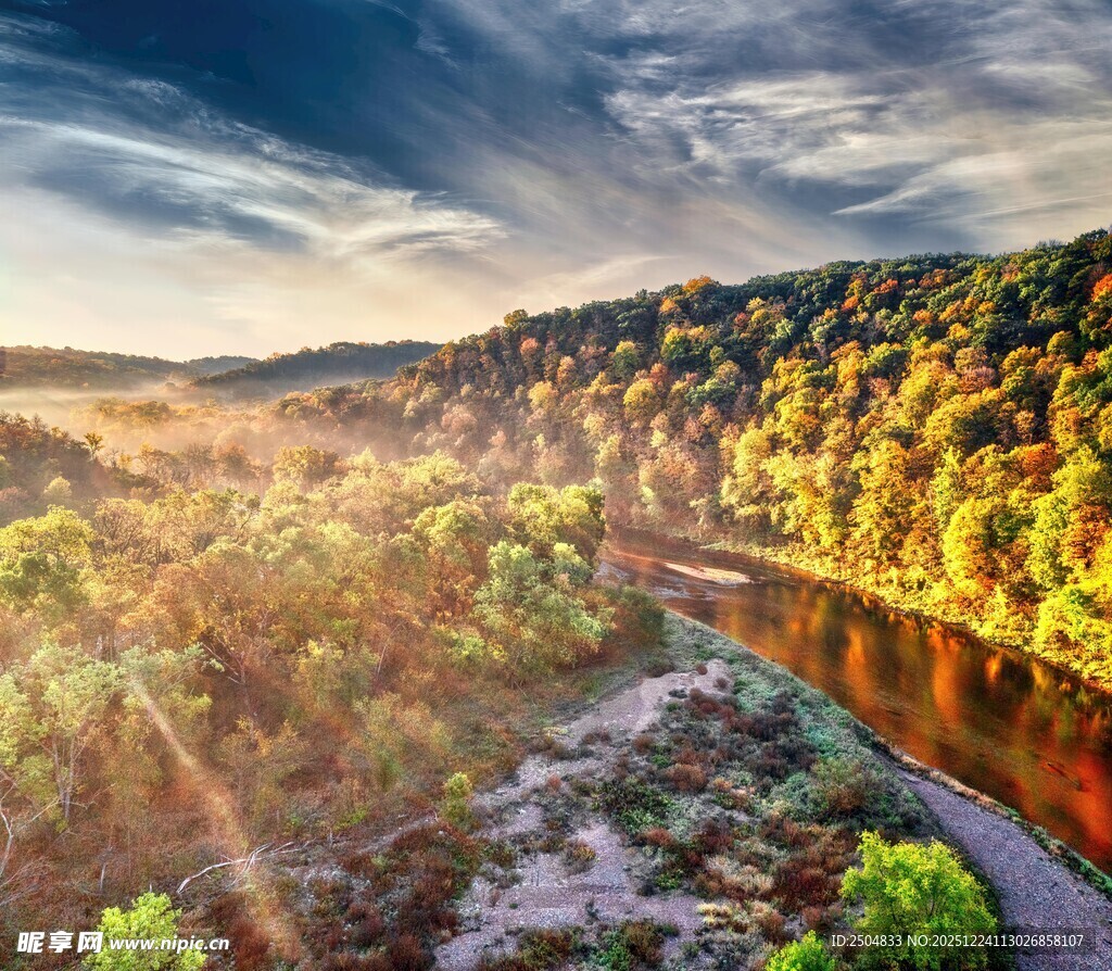 秋日河畔绚丽风光