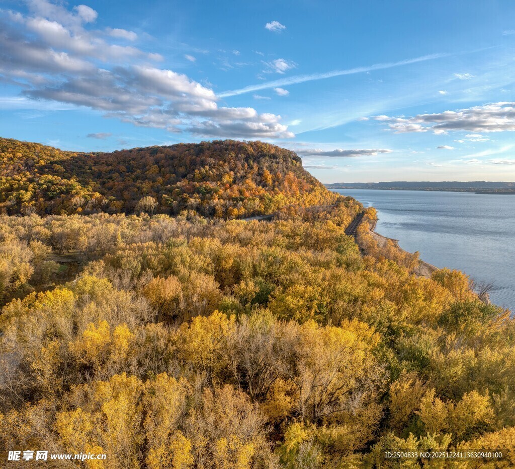 秋日湖畔山林风光