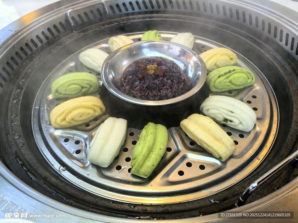 蒸汽锅中的多样食材
