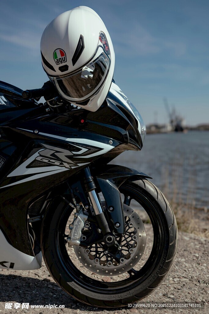 炫酷摩托车配白色头盔