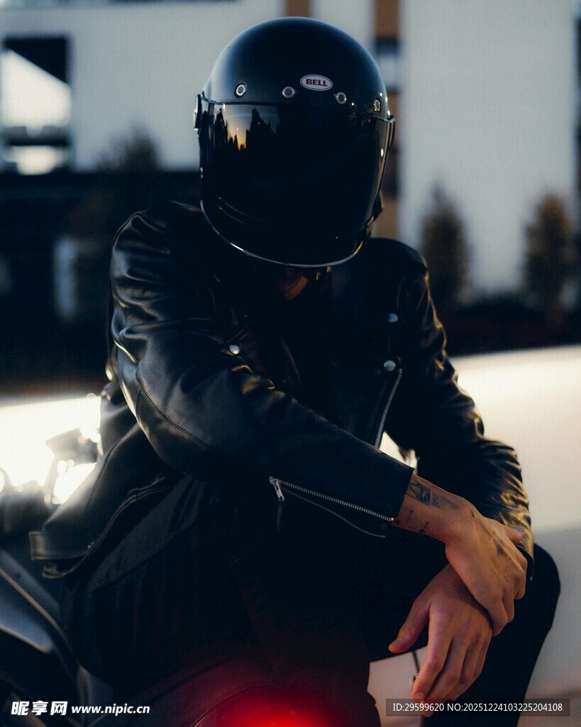骑摩托的酷炫黑衣头盔者