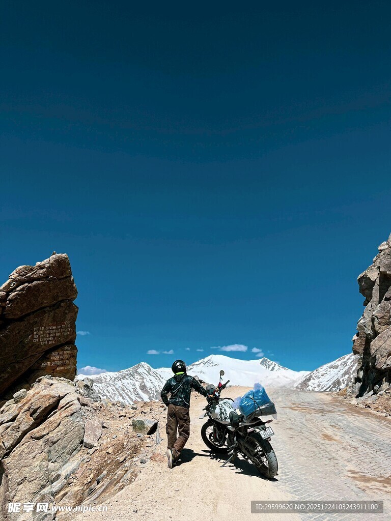 沙漠中骑行的摩托车手