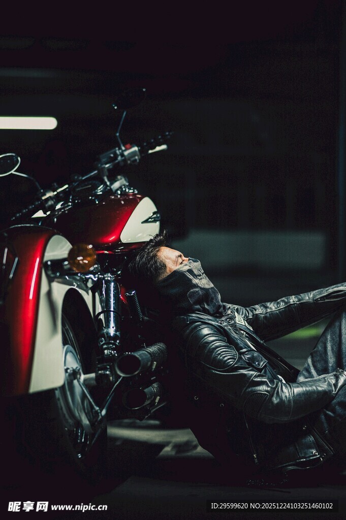 酷炫机车旁的个性躺姿