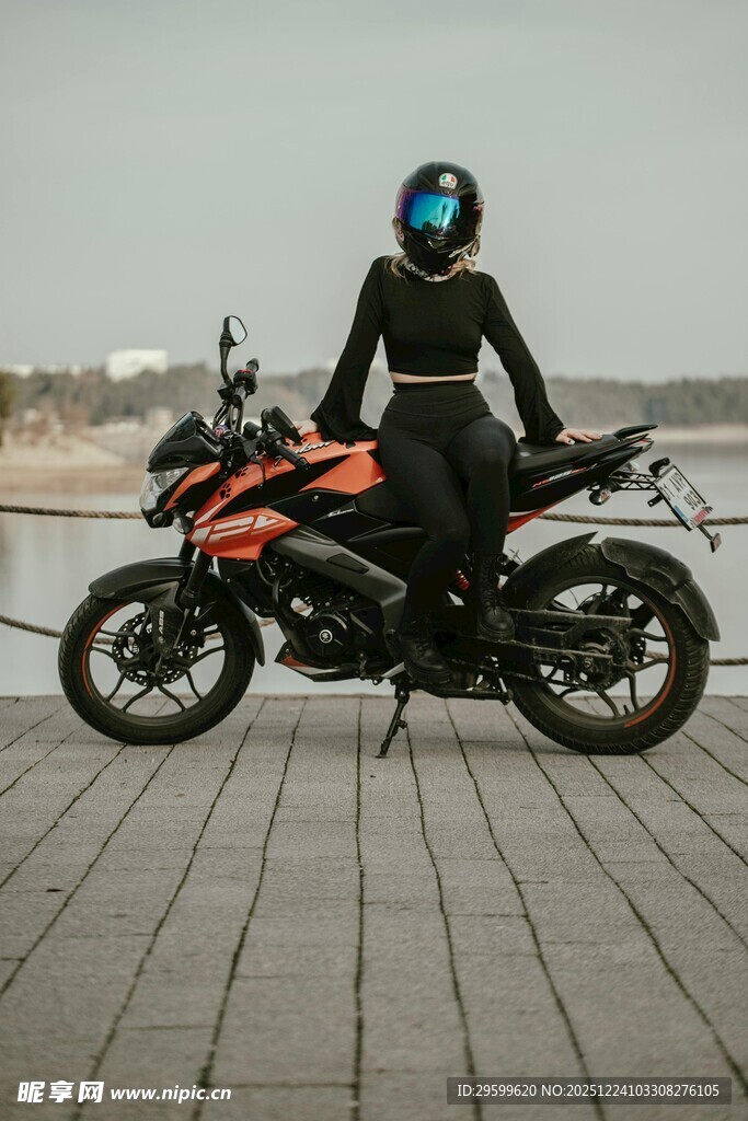 女子帅气骑乘酷炫摩托车