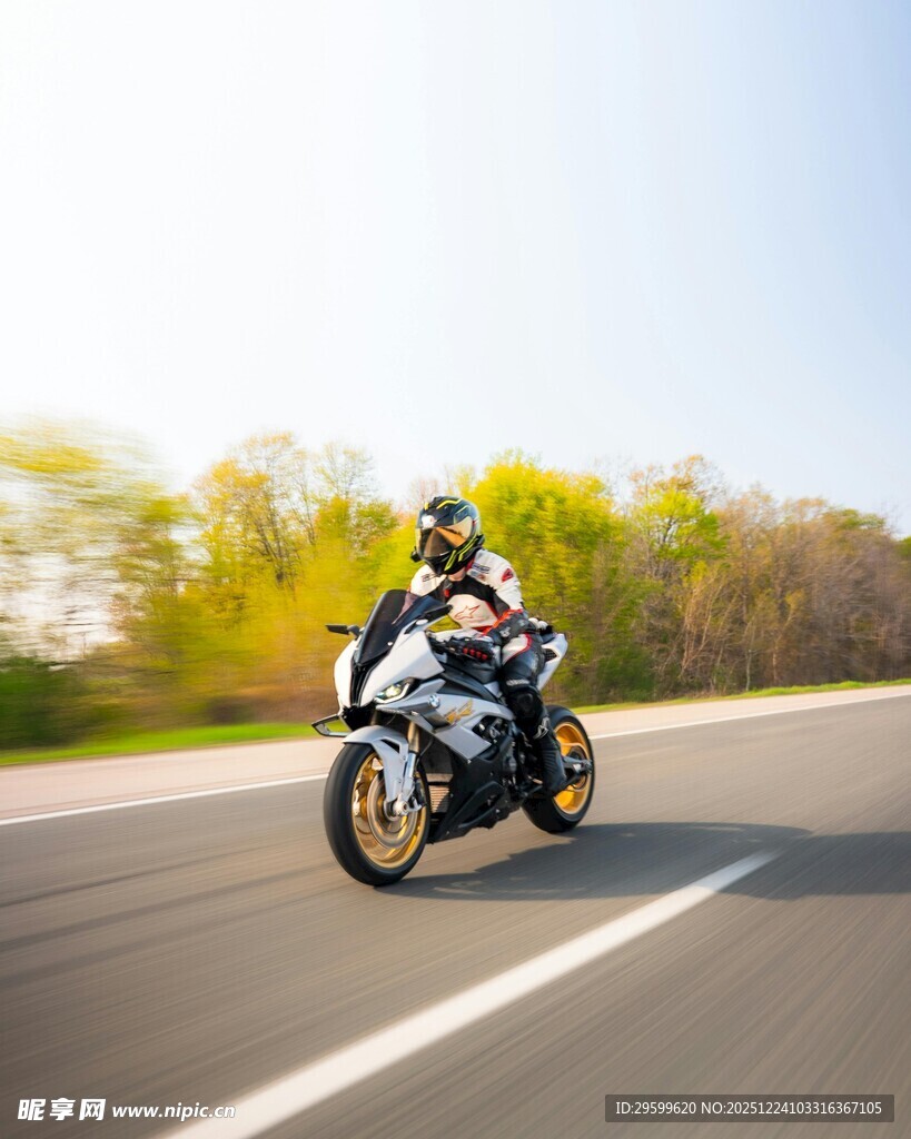 公路上飞驰的摩托车骑士