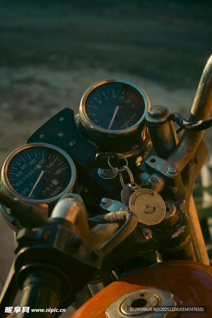 复古摩托车仪表盘特写