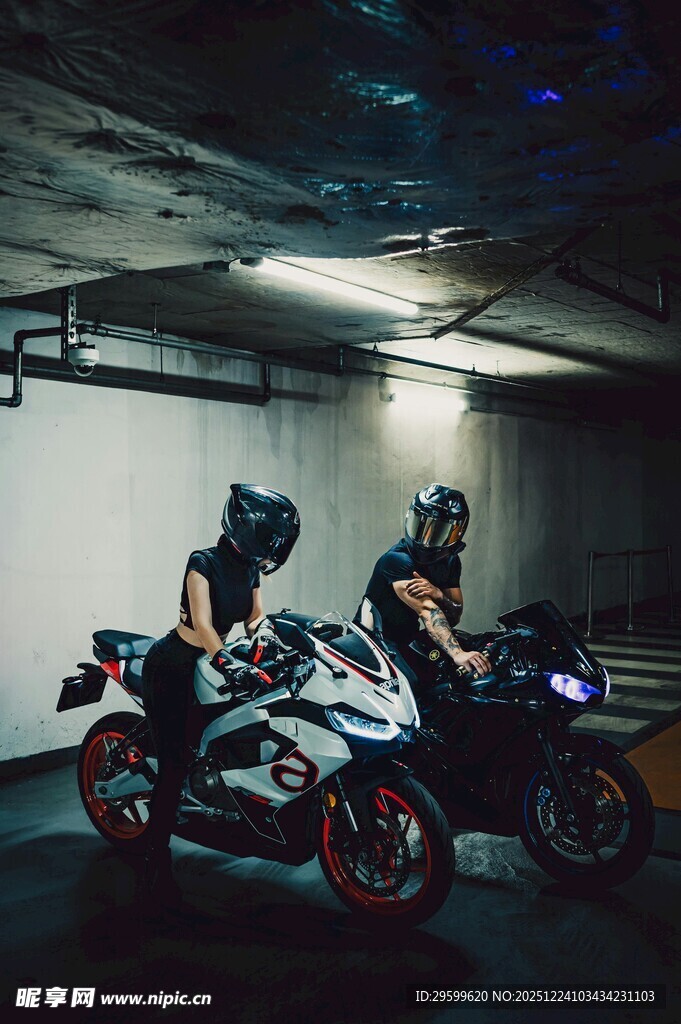 地下车库的酷炫摩托车骑士