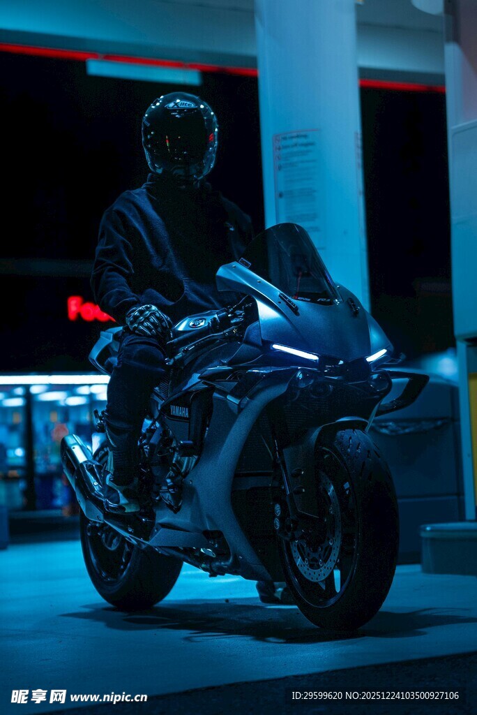 炫酷骑士与高性能摩托车