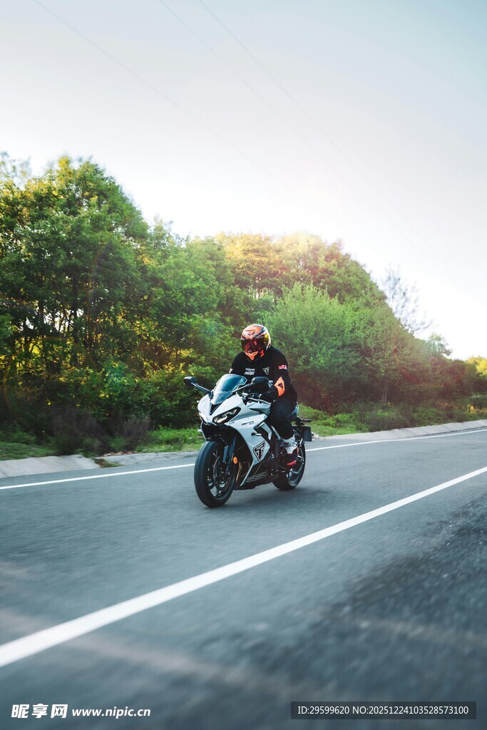 公路上骑行的炫酷摩托车手