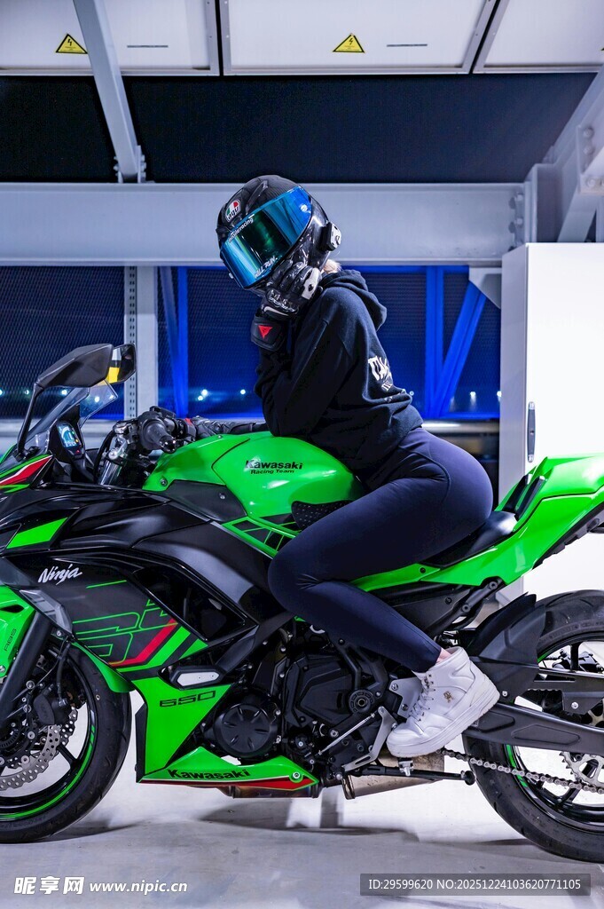 酷炫女骑士与绿色摩托车