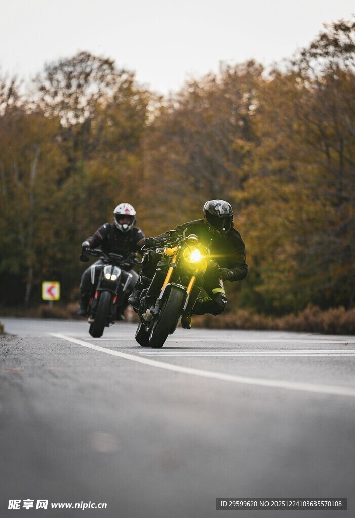 公路上的双摩托车骑行