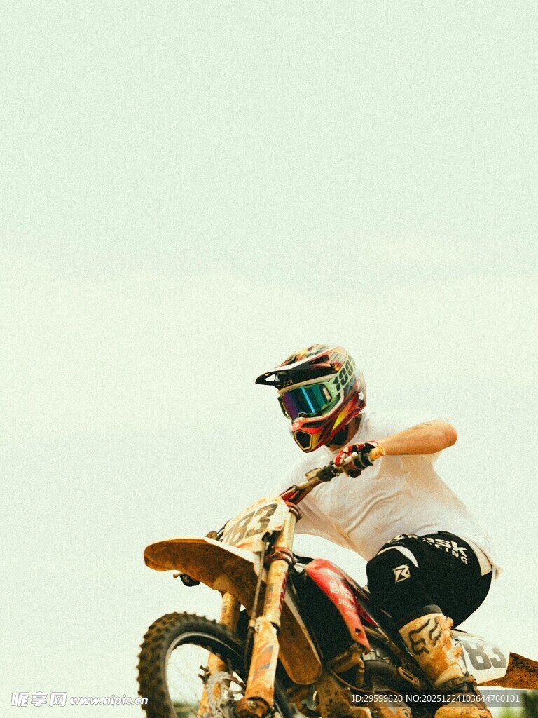 越野摩托骑手驰骋瞬间