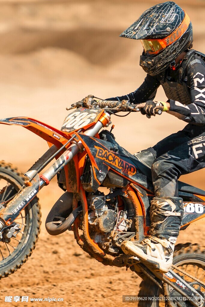 越野摩托骑手驰骋沙地