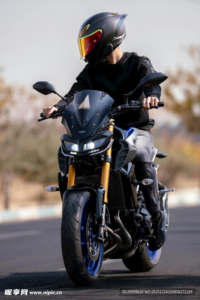 公路上的酷炫摩托车骑手