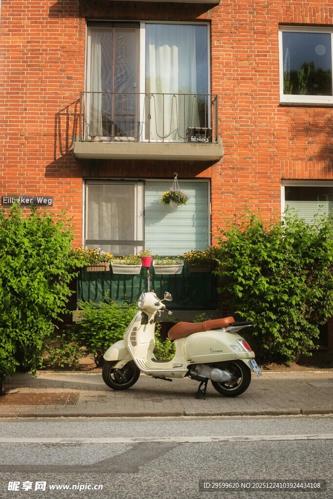 红砖楼前的复古白色踏板车