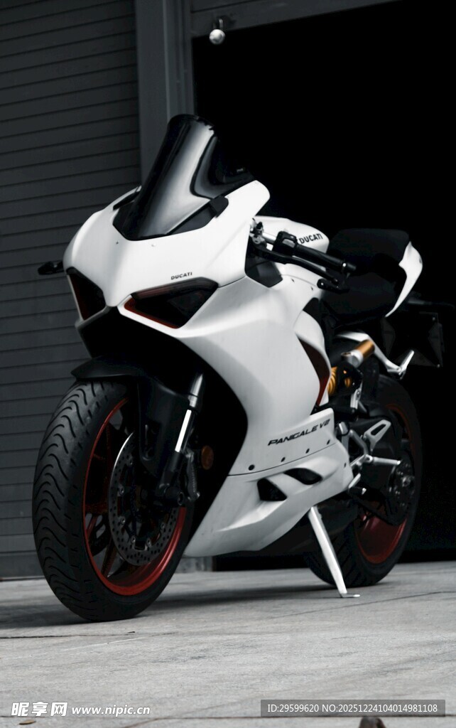 炫酷白色高性能摩托车