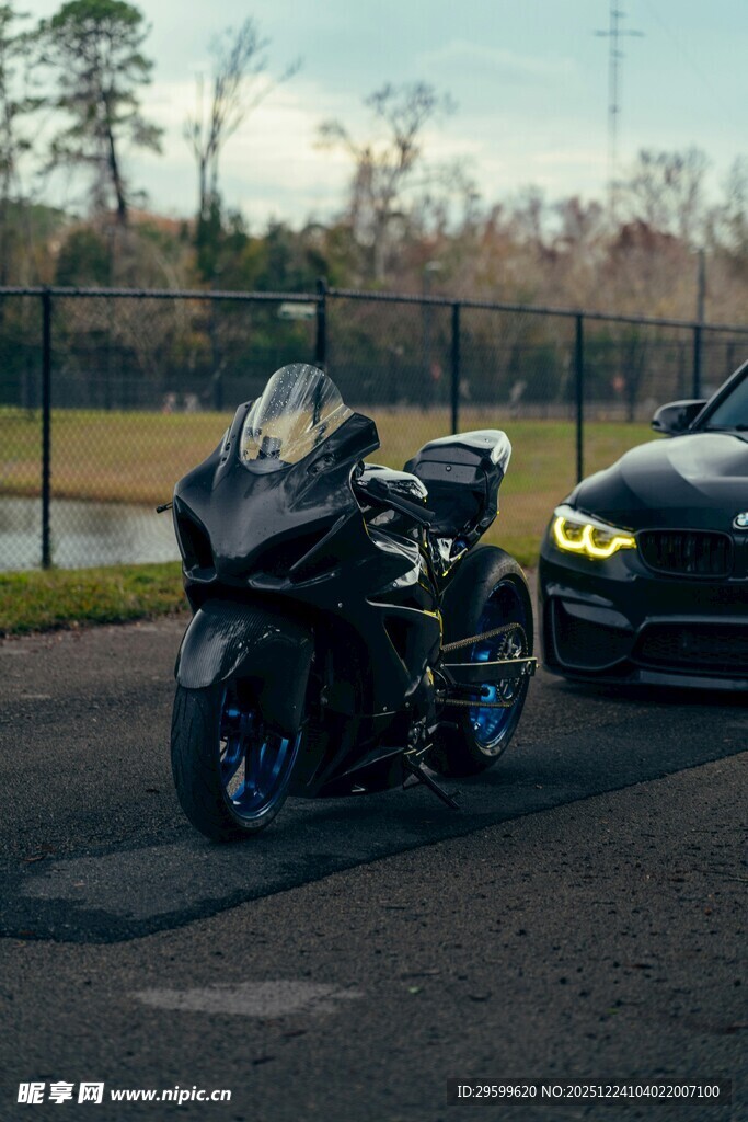 炫酷摩托车与汽车同框