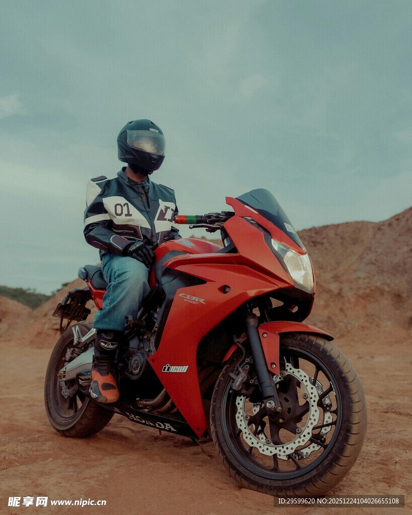 红色摩托骑士驰骋荒野