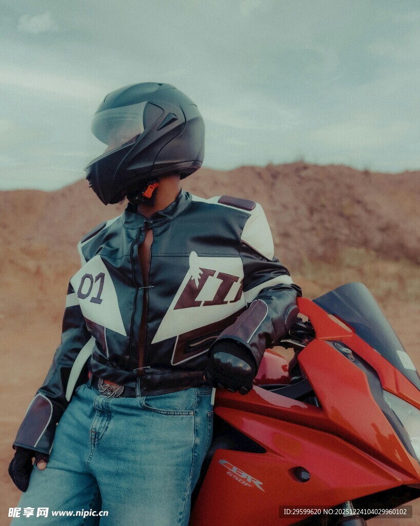 骑摩托的酷帅青年