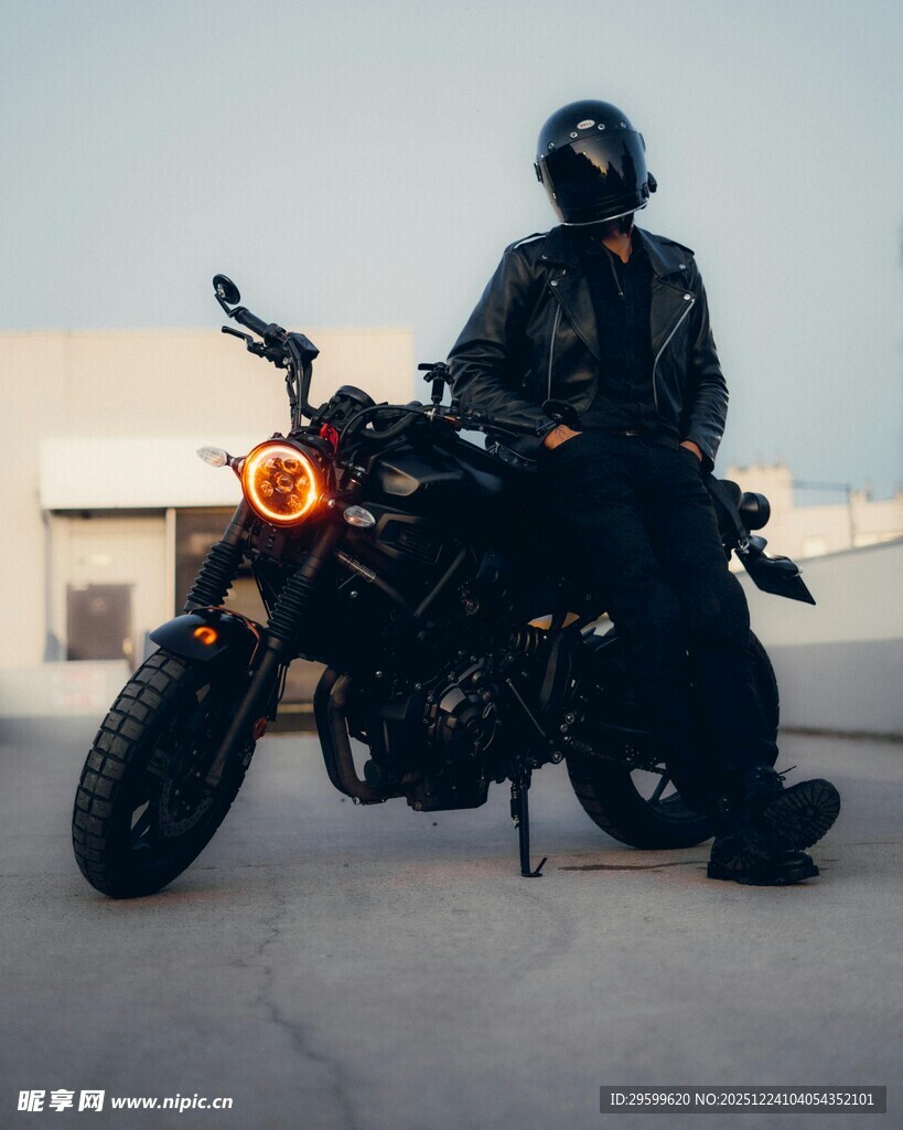 酷炫骑士与黑色摩托车