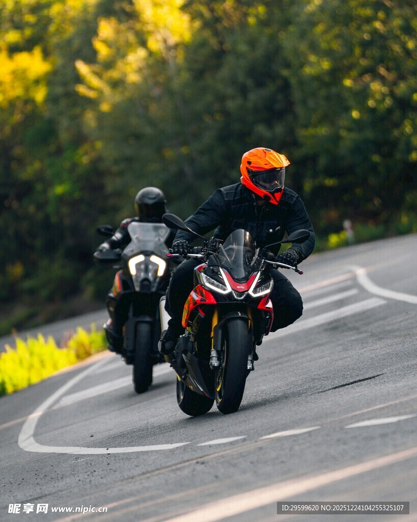 公路上的摩托车骑手