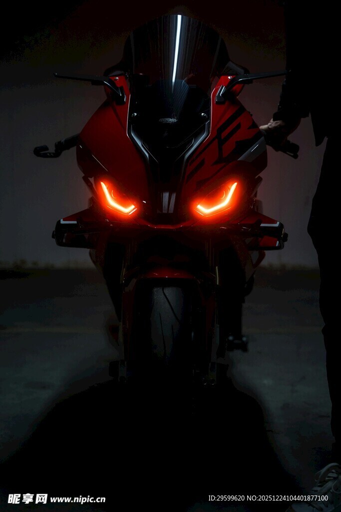 炫酷红眼摩托车
