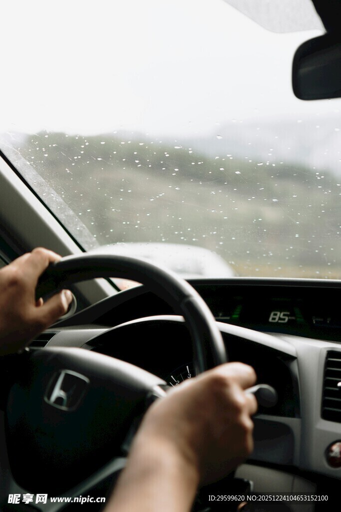 驾驶中的双手特写
