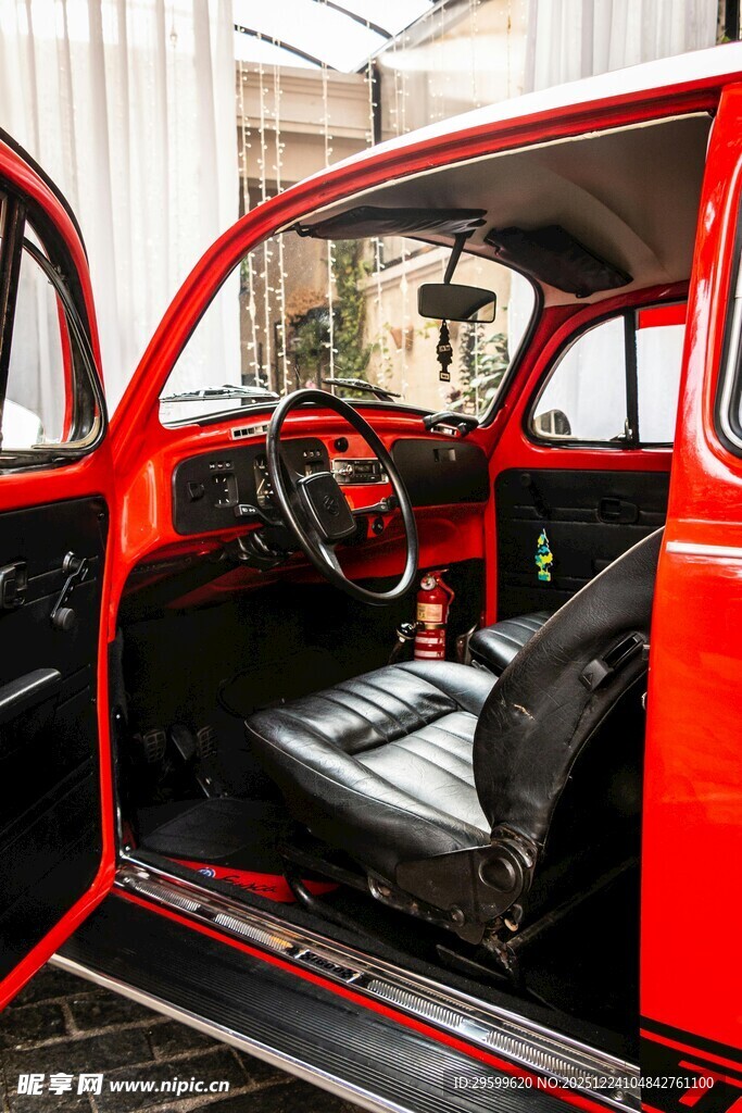复古红色汽车内饰特写